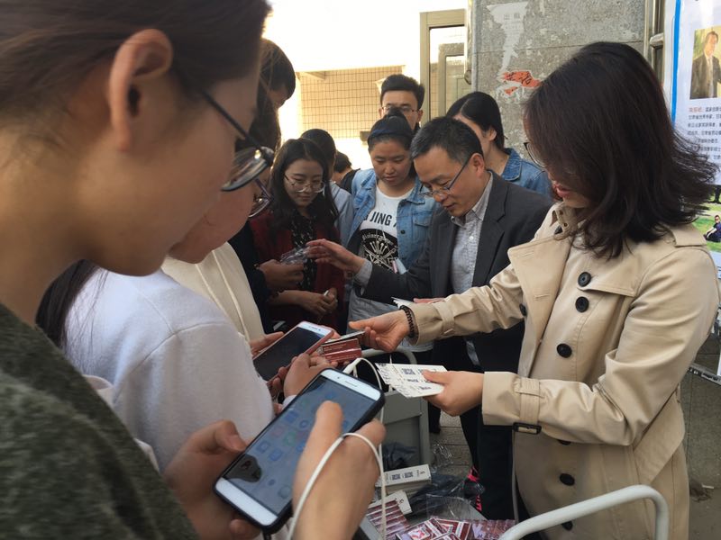 1575451317607115.jpg “CASHL扫码有礼活动”现场.jpg